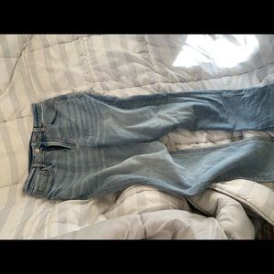 NWT American Eagle Size 4 curvy Blue mom jeans.